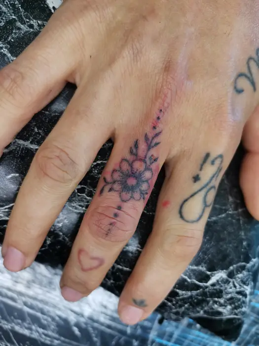 Finger-Blume – Tattoo von Ashima