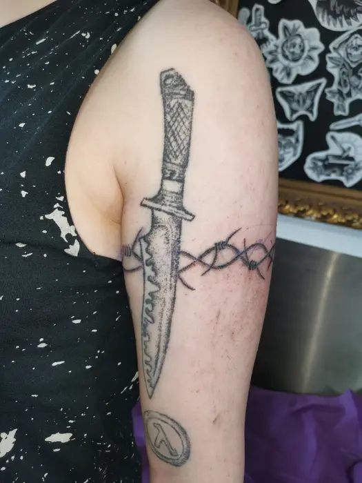 Dolch & Stacheldraht – Tattoo von Ashima