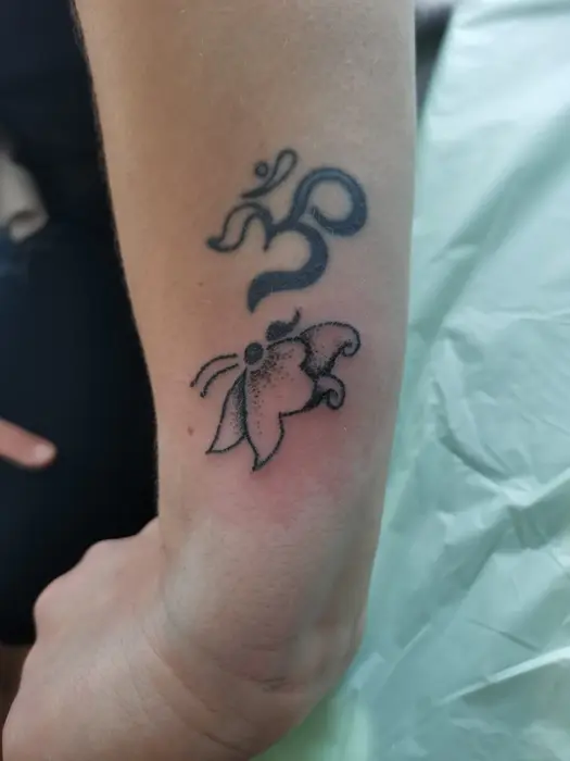 Om & Lotus – Tattoo von Ashima
