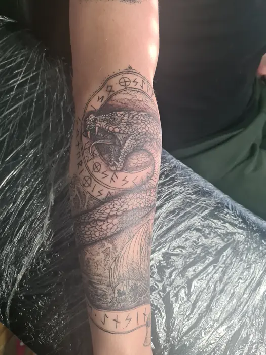 Schlange & Runen – Tattoo von Jula