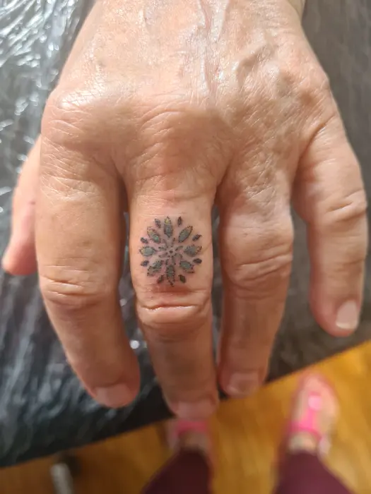 Finger-Mandala – Tattoo von Jula