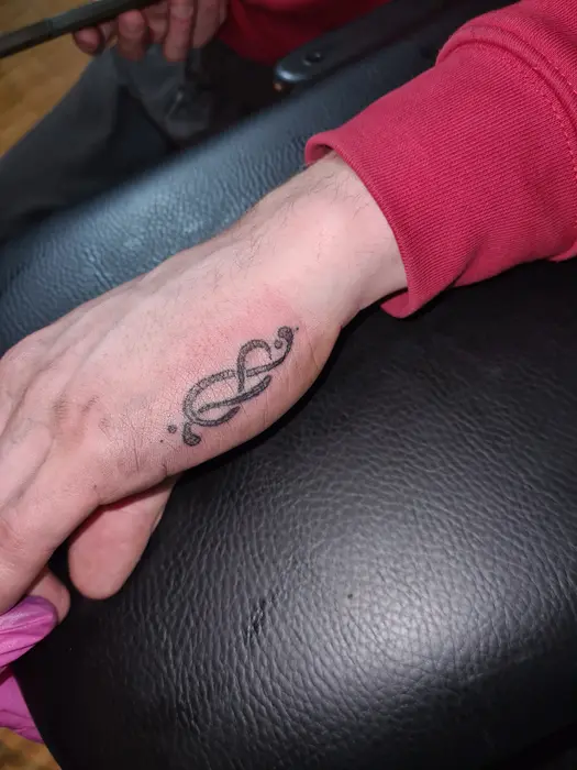 Handpoke – Tattoo von Jula