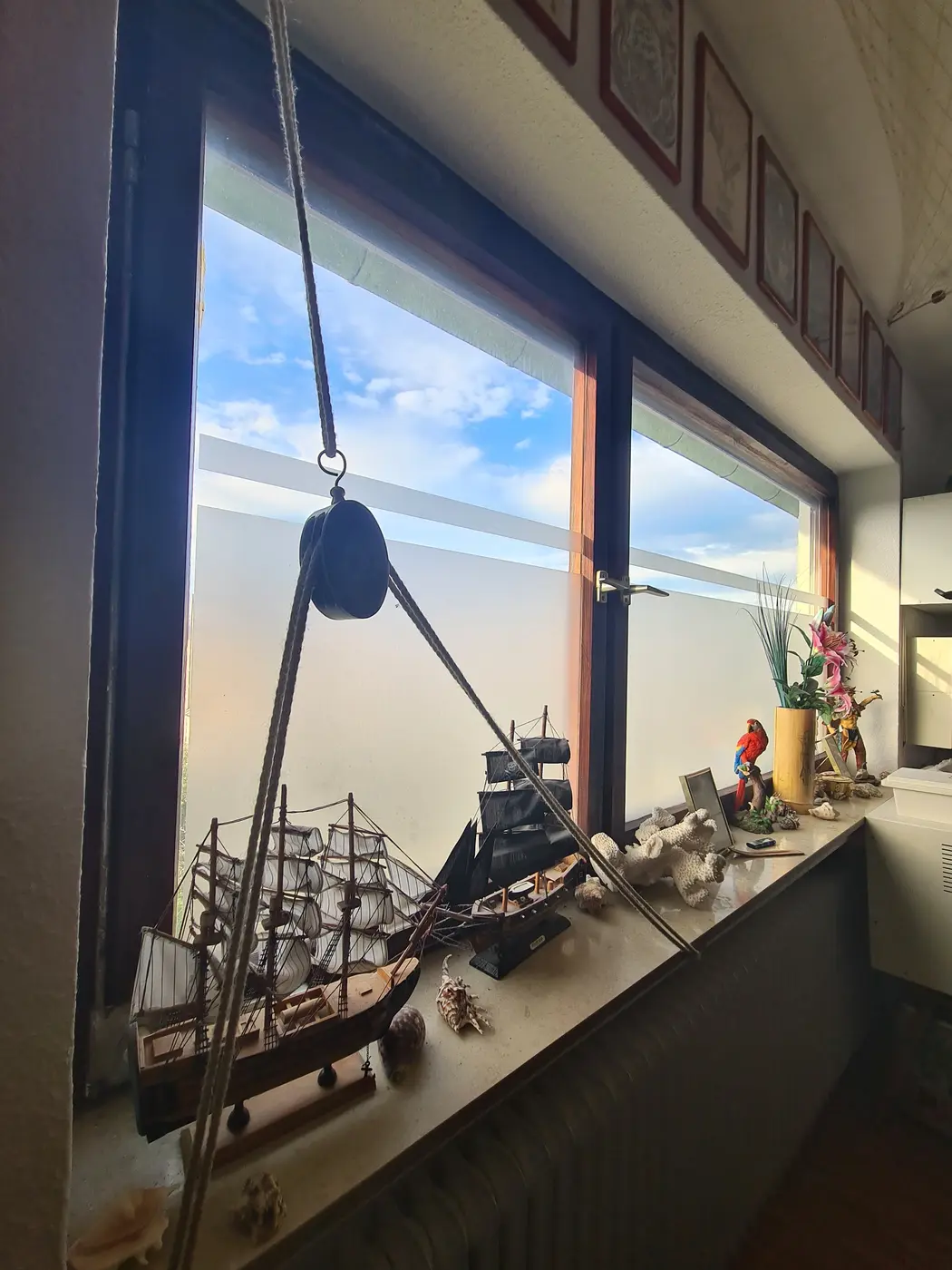Segelschiff-Modell im Studiofenster
