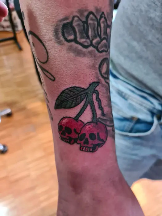 Kirschen-Totenköpfe – Tattoo von Tommy