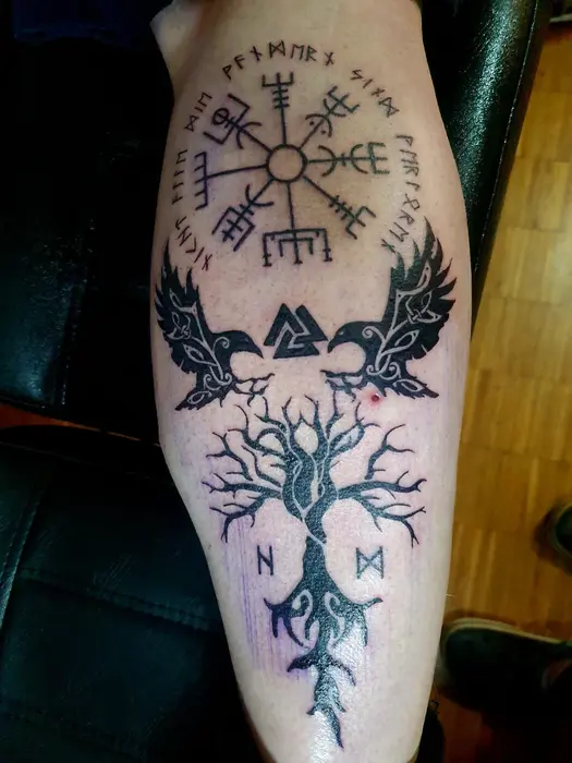 Vegvísir & Lebensbaum – Tattoo von Tommy